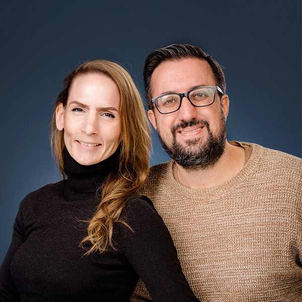 1. Authentische Schulfotos auf Augenhöhe mit freundlichem Paar.