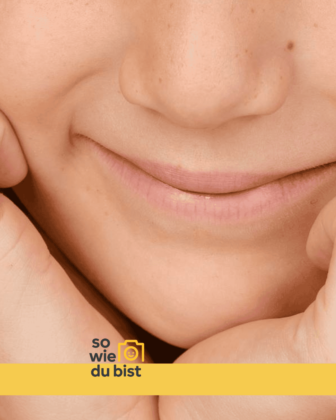 Sanftes Close-up eines lachenden Kindes mit leichter Hautstruktur und zarten Lippen, authentisch und natürlich.